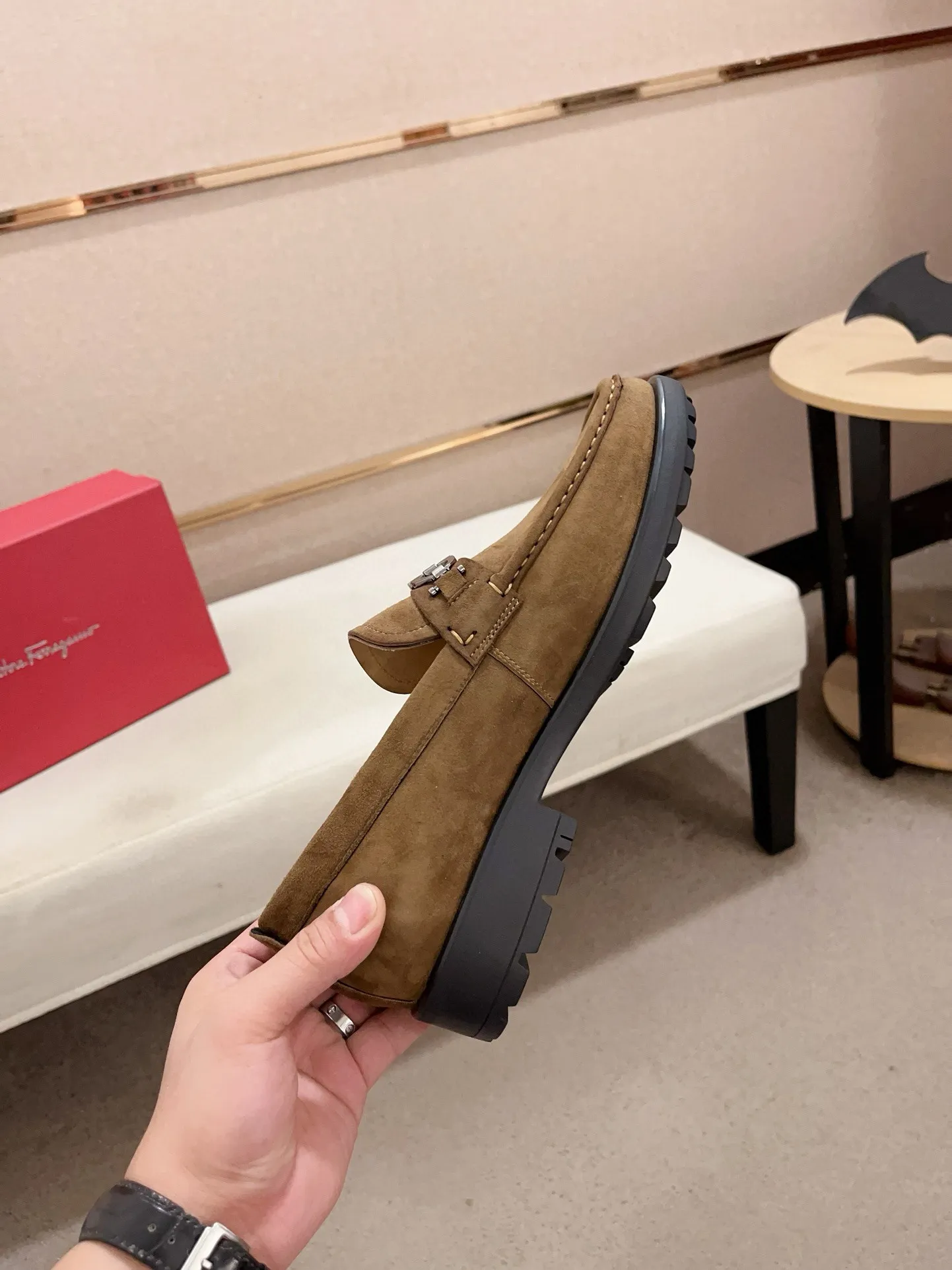 Men's shoes💰: 560💰 High version Ferragamo quality! 🆕🆕Exclusive hot-selling products in stock🔥🔥New products on the shelves, high-quality shoes, high-end driving shoes, with complete packaging! 💪 💪 Material: imported patented cowhide 🐂 + imported high-quality water-dyed cowhide lining + wear-resistant outsole 👍🏻👍🏻 Features: high-end and comfortable, purely handmade 🚀 🚀 Create the perfect shoes that suit you best 🔥 🔥 Size: (38-44) Can be customized 45 non-returnable!